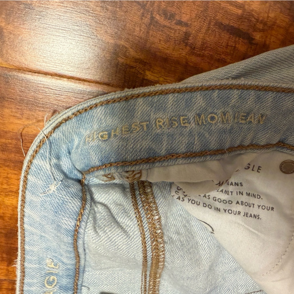 ๐Buy 2 get 1 Free ๐ America Eagle Light Wash Mom Jeans with Embroidered Flowers - Picture 5 of 7